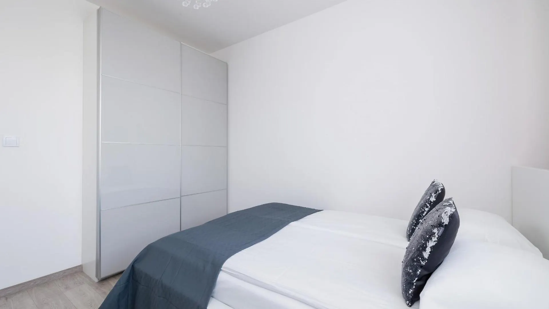 Cracow Pradnik Spacious & Family Apartment With 3 Bedroom By Renters Prestige Krakow