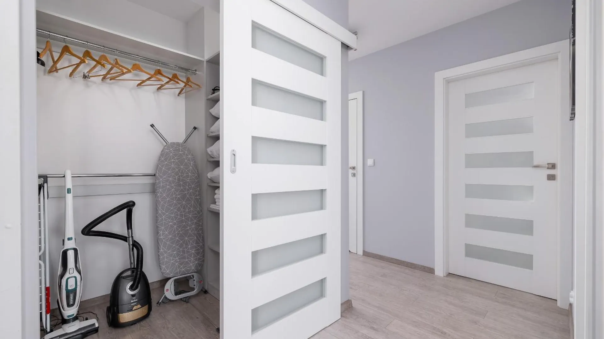 Cracow Pradnik Spacious & Family Apartment With 3 Bedroom By Renters Prestige Krakow